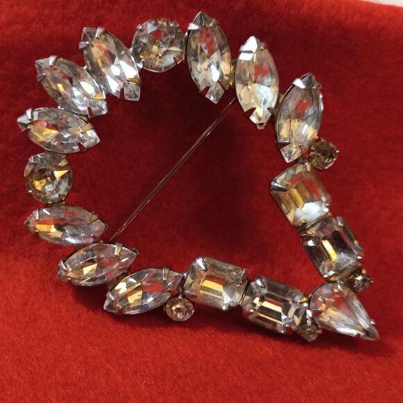 Vintage Weiss Tear Drop Brooch Cottagecore Grandmacore Granny Chic
